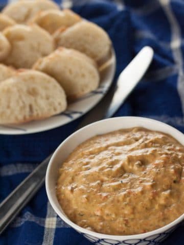 Roasted 3-Pepper Dip with French Bread